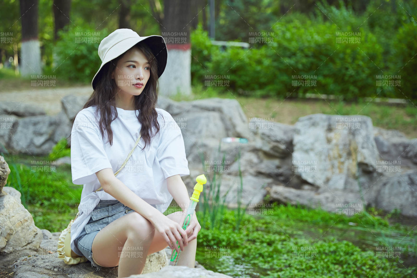 户外公园小溪旁悠闲惬意的亚洲少女图片