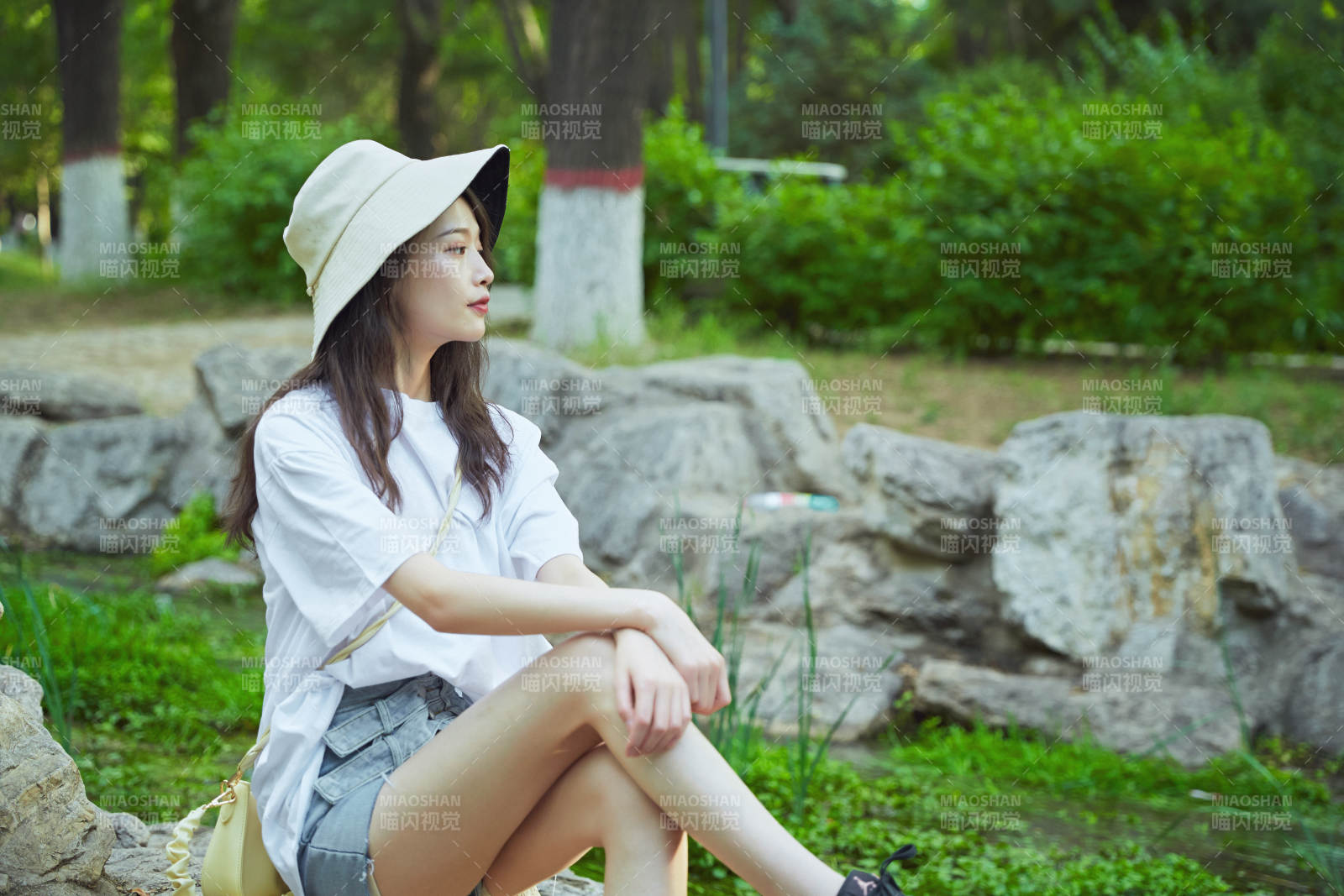 户外公园小溪旁悠闲惬意的亚洲少女图片