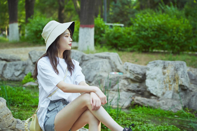 户外公园小溪旁悠闲惬意的亚洲少女图片