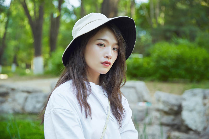 户外公园小溪旁悠闲惬意的亚洲少女图片