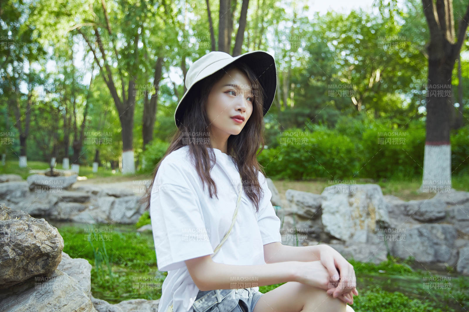 户外公园小溪旁悠闲惬意的亚洲少女图片