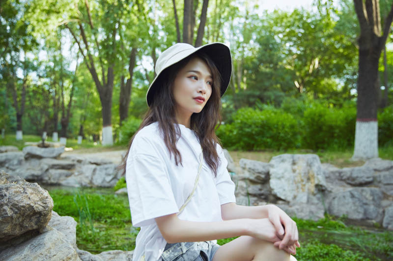 户外公园小溪旁悠闲惬意的亚洲少女图片