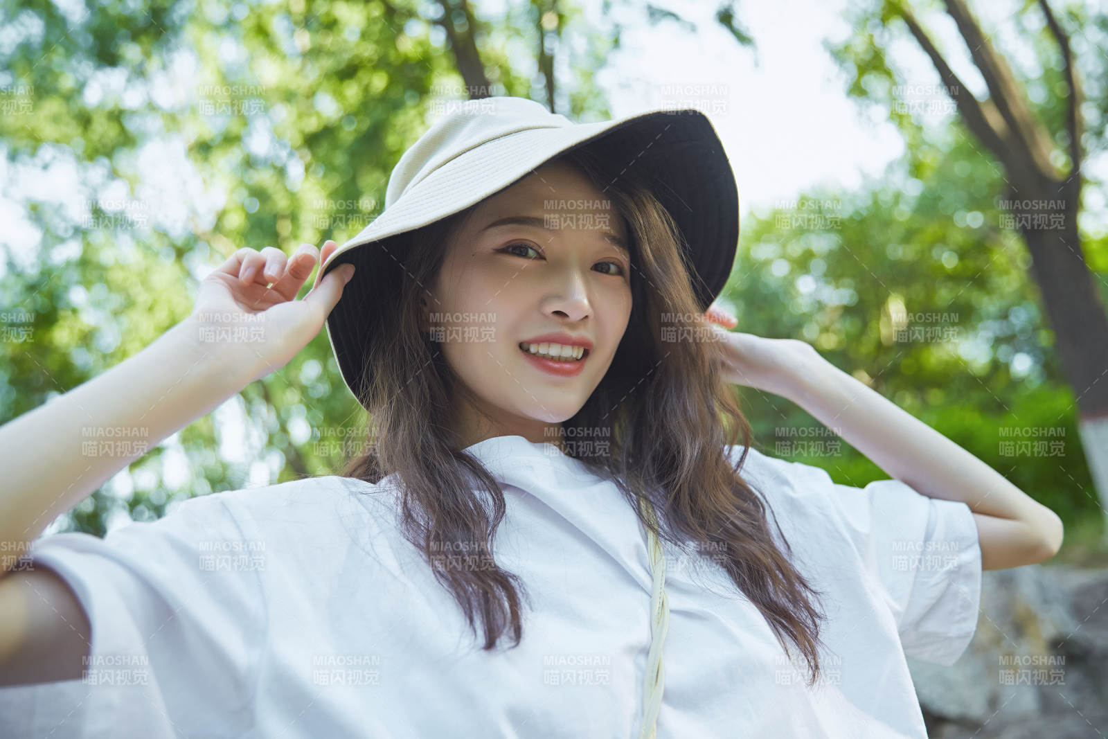 户外公园小溪旁悠闲惬意的亚洲少女图片