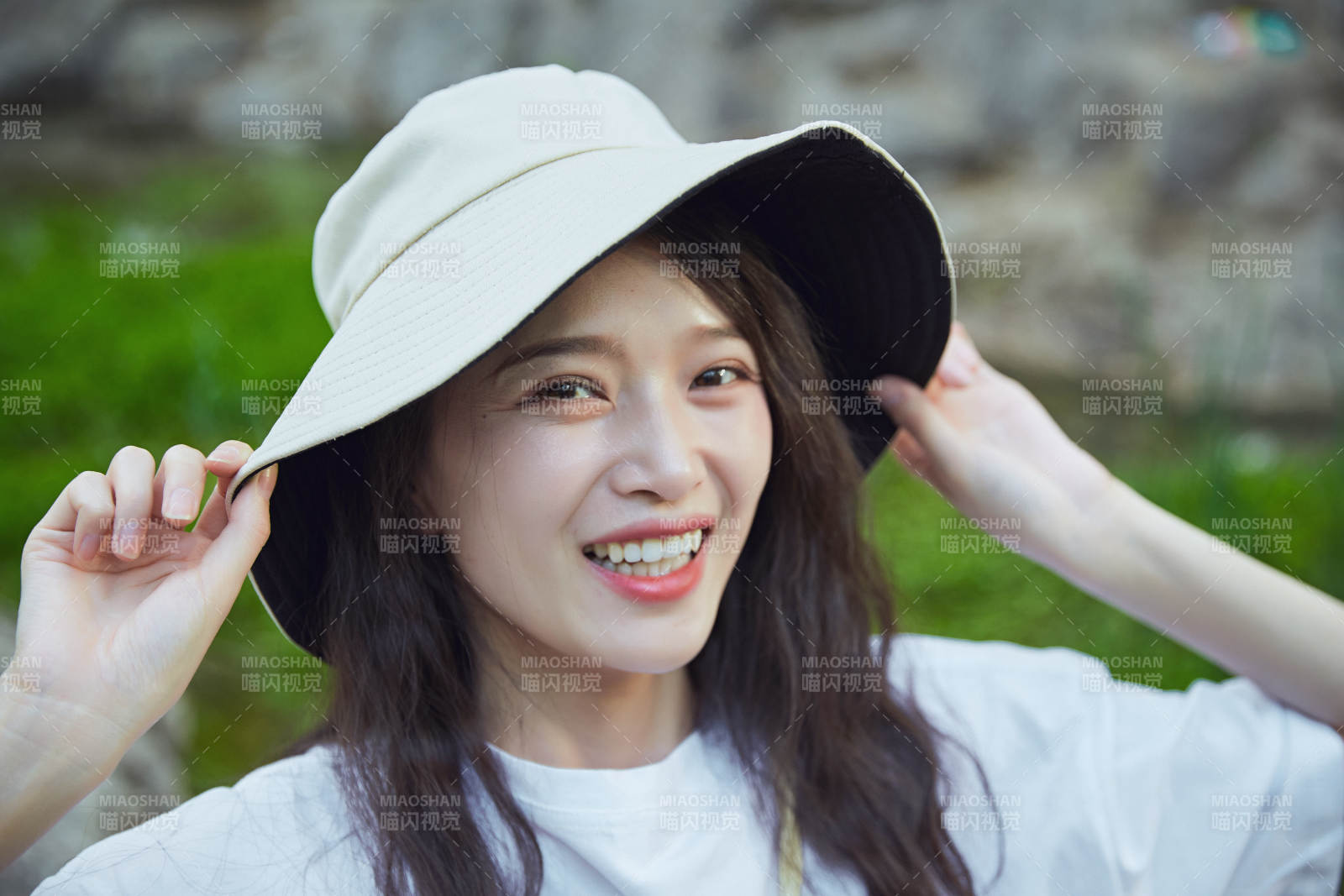 户外公园小溪旁悠闲惬意的亚洲少女图片