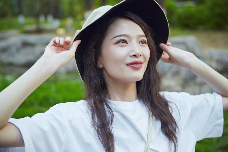 户外公园小溪旁悠闲惬意的亚洲少女图片