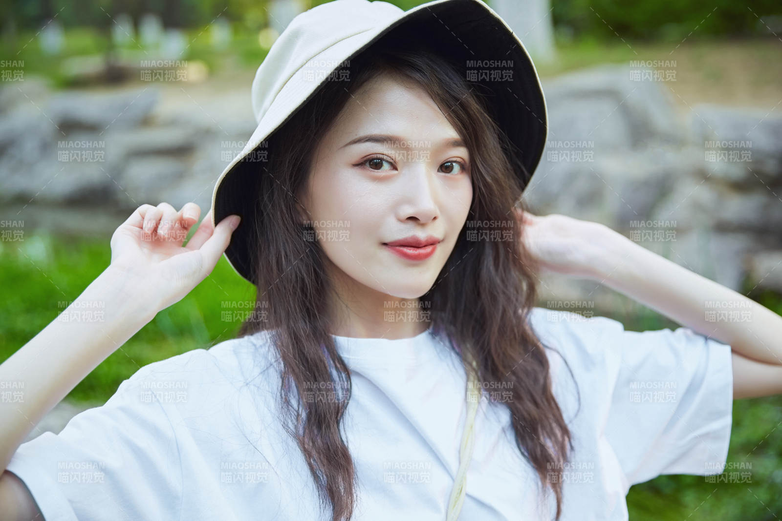 户外公园小溪旁悠闲惬意的亚洲少女图片