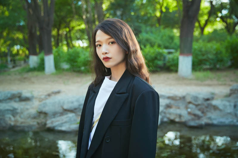 户外公园小溪旁悠闲惬意的亚洲少女图片