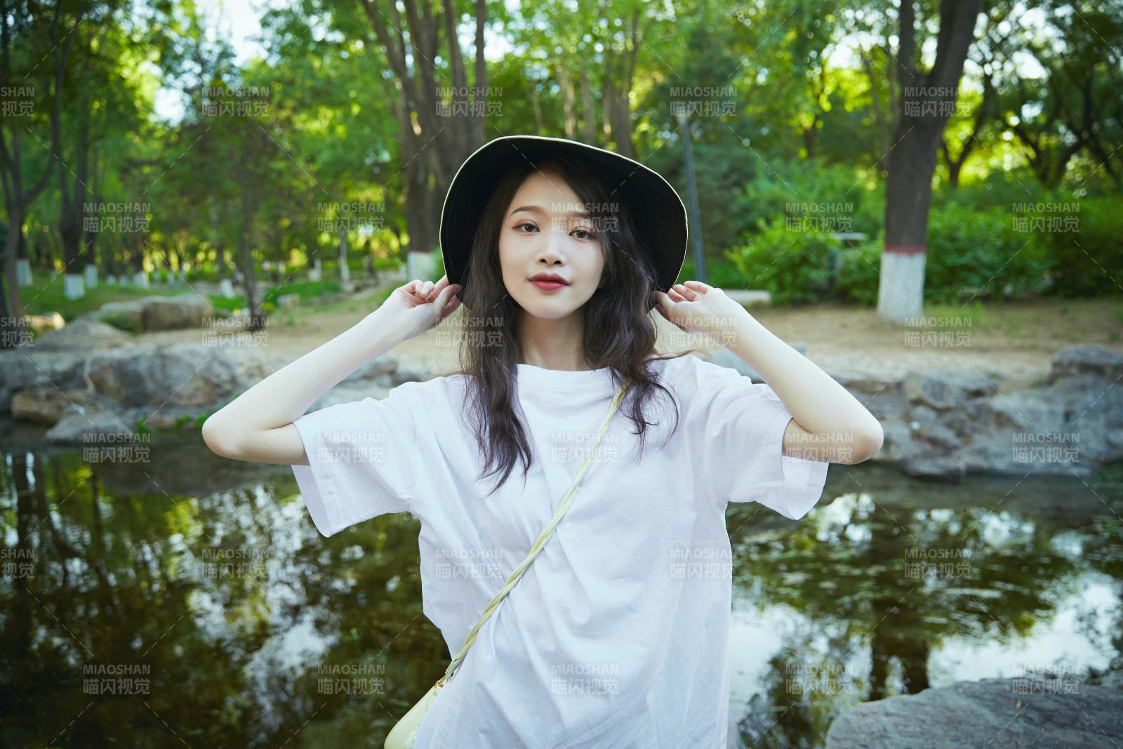 户外公园小溪旁悠闲惬意的亚洲少女图片