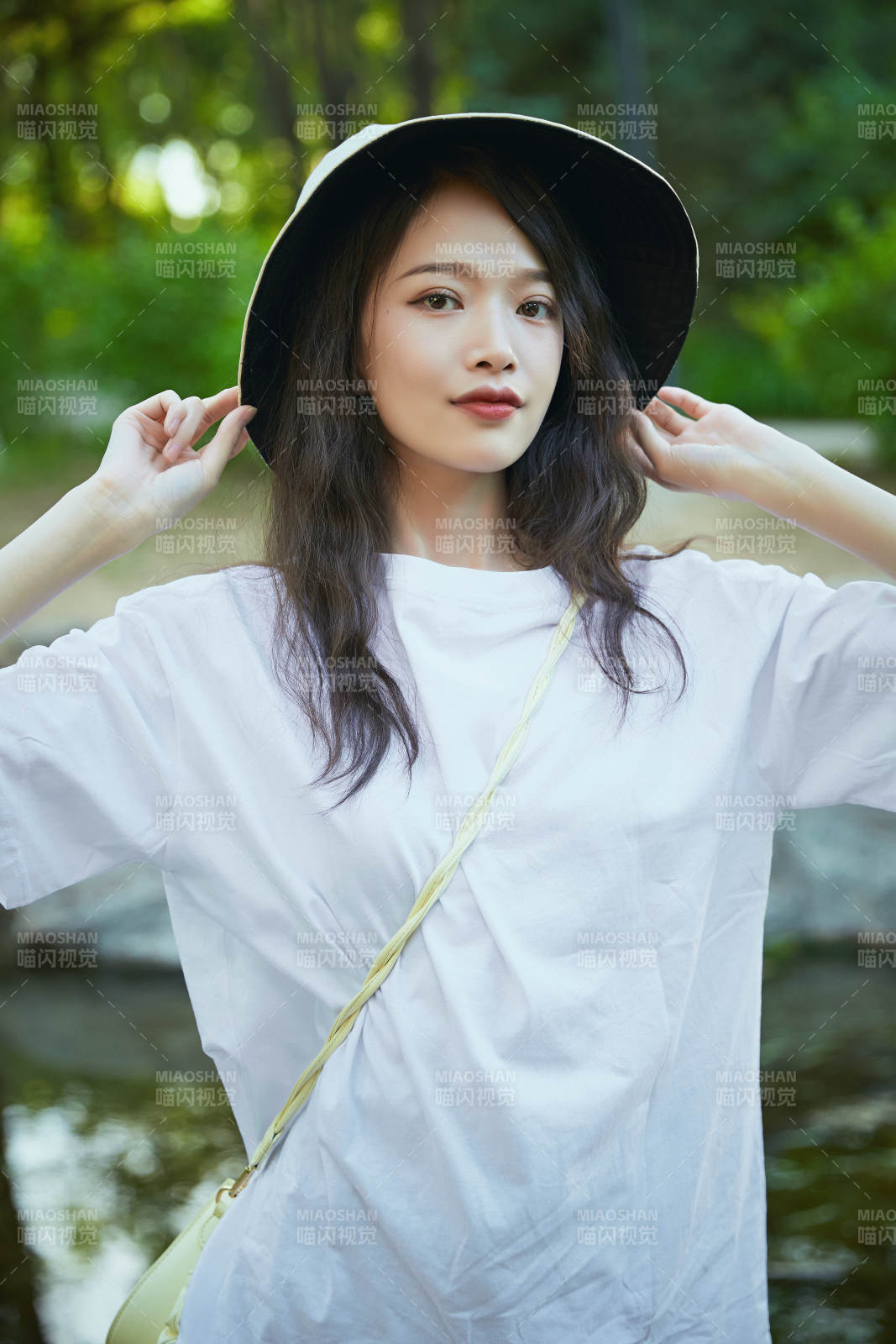 户外公园小溪旁悠闲惬意的亚洲少女图片