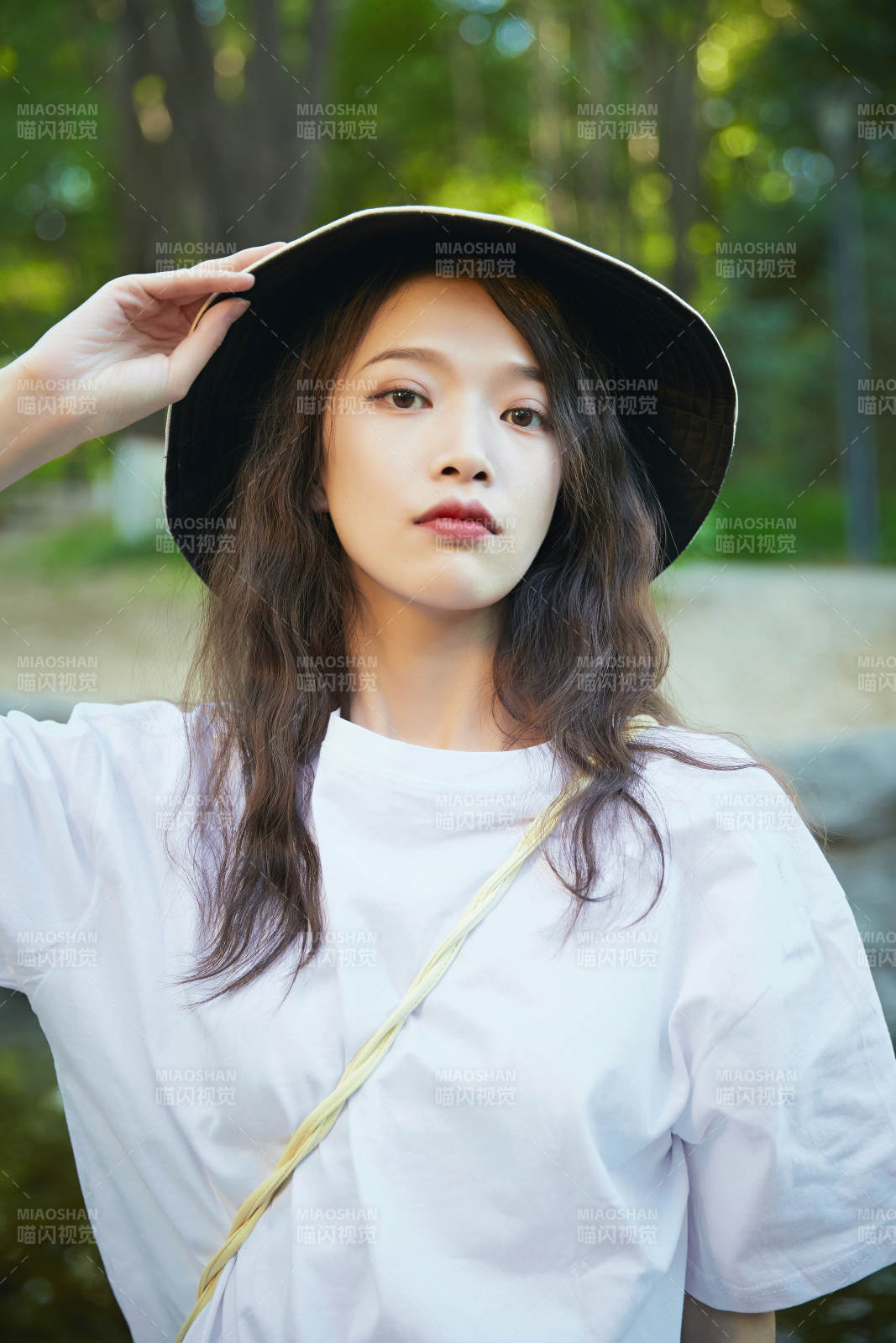 户外公园小溪旁悠闲惬意的亚洲少女图片