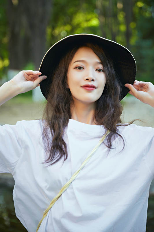 户外公园小溪旁悠闲惬意的亚洲少女图片