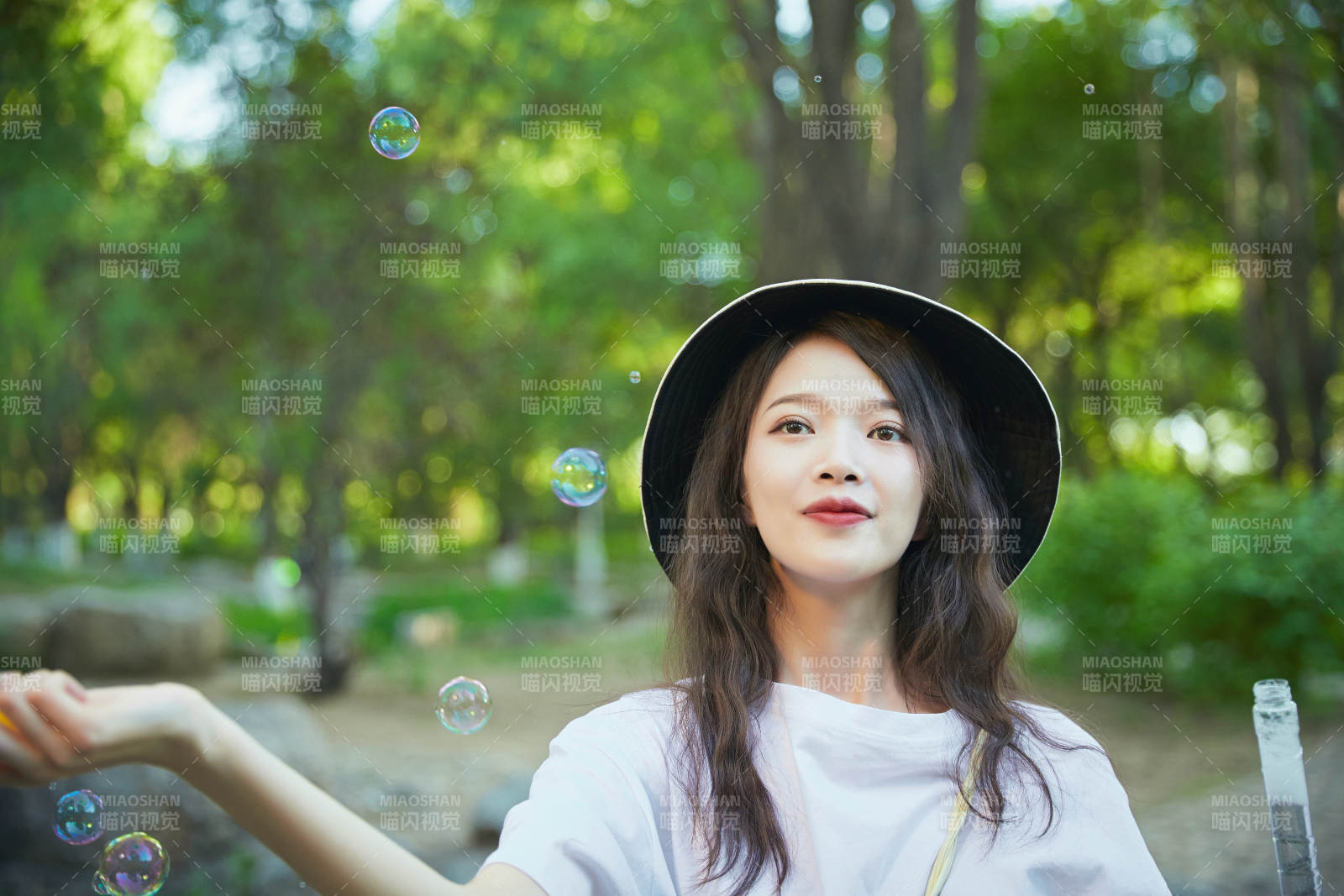 户外公园里玩吹泡泡的可爱亚洲少女图片