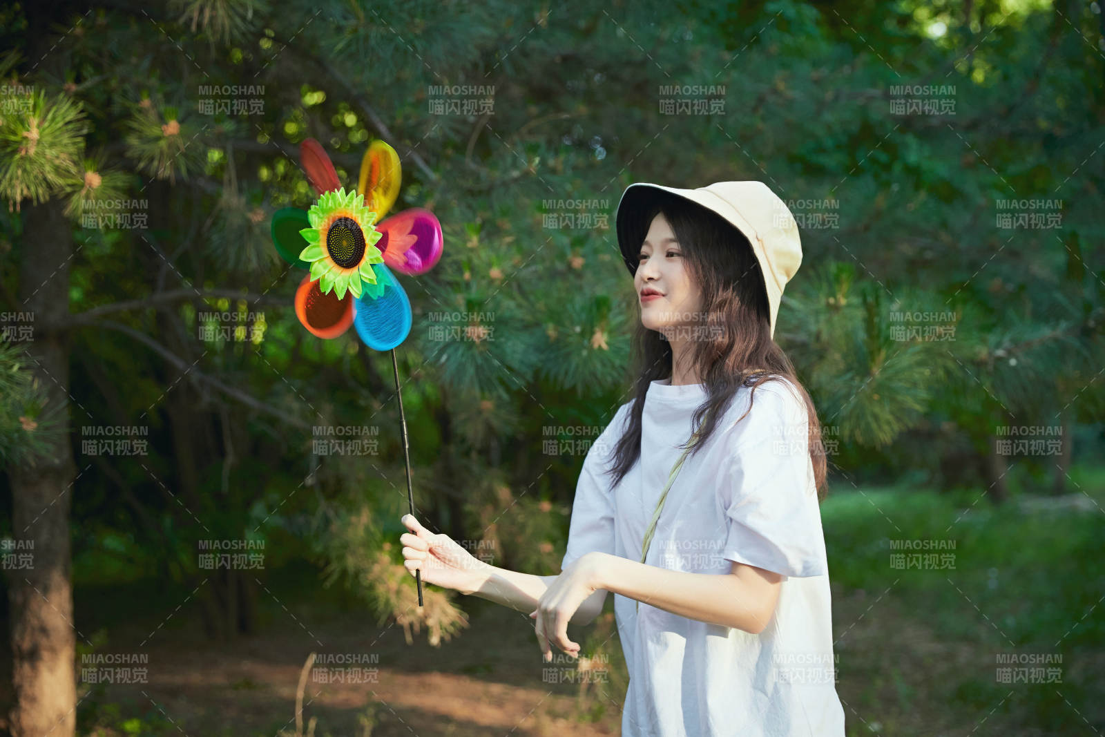 手拿彩色风车玩耍的亚洲少女图片