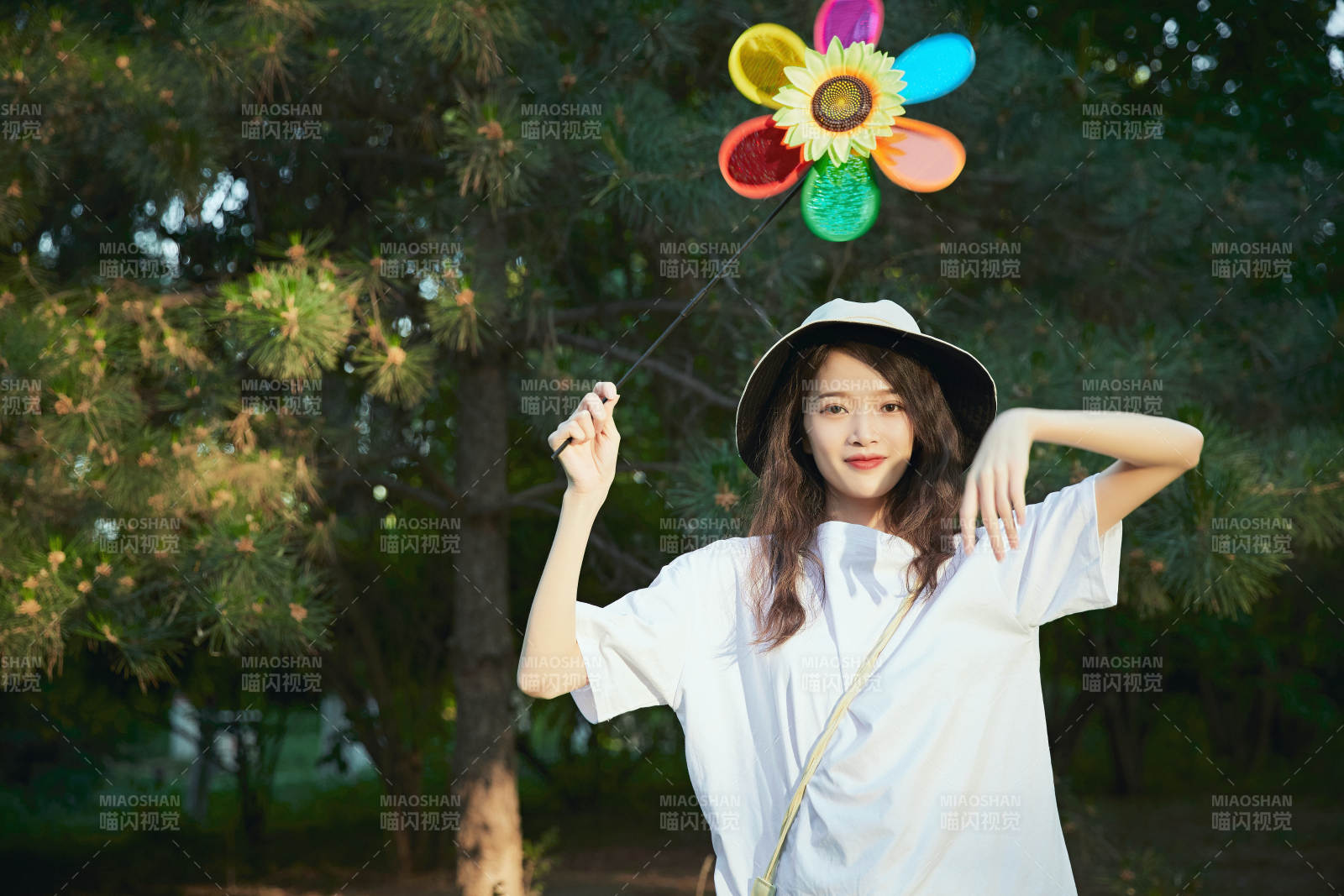 手拿彩色风车玩耍的亚洲少女图片