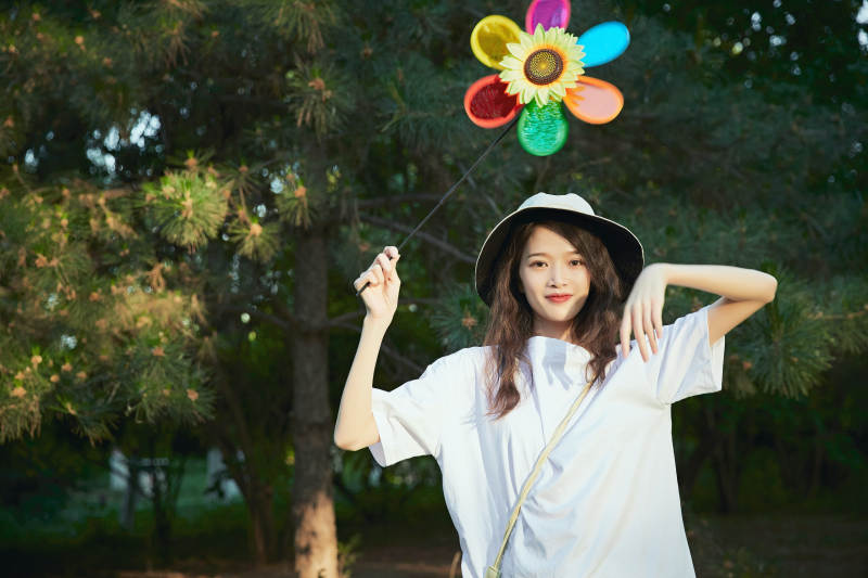 手拿彩色风车玩耍的亚洲少女图片