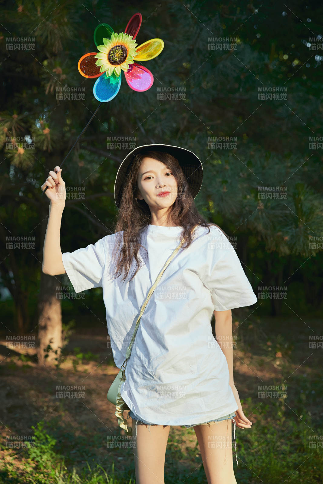 手拿彩色风车玩耍的亚洲少女图片