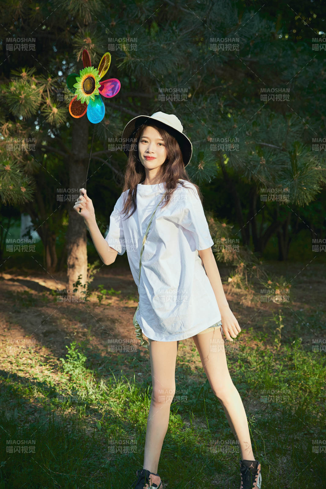 手拿彩色风车玩耍的亚洲少女图片