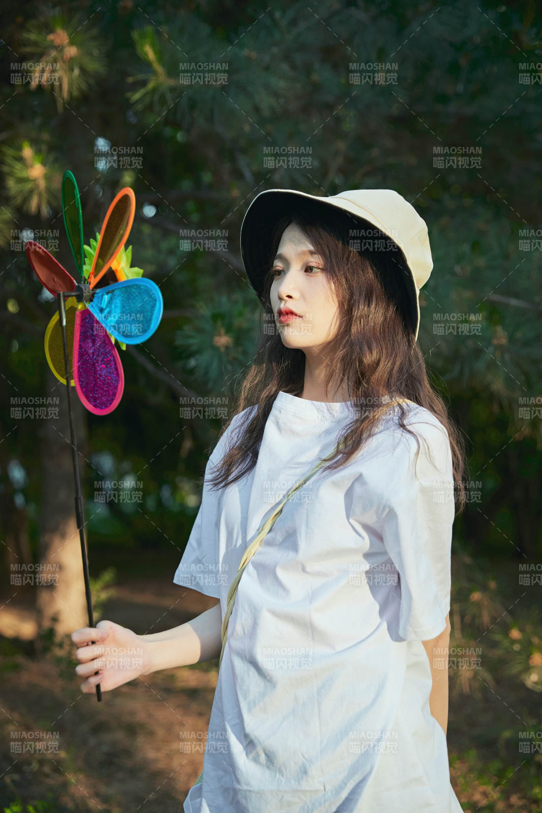 手拿彩色风车玩耍的亚洲少女图片