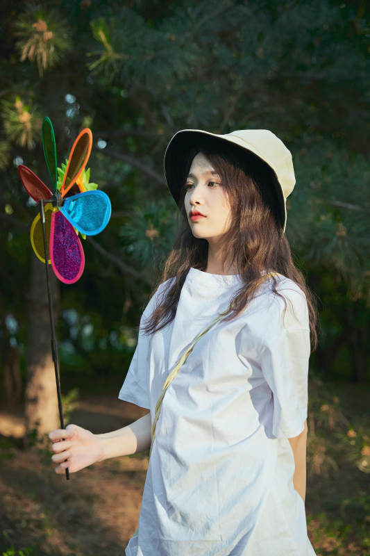 手拿彩色风车玩耍的亚洲少女图片