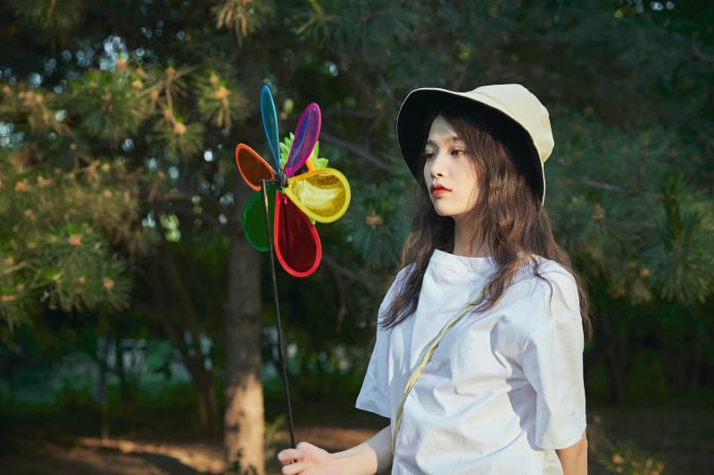 手拿彩色风车玩耍的亚洲少女图片