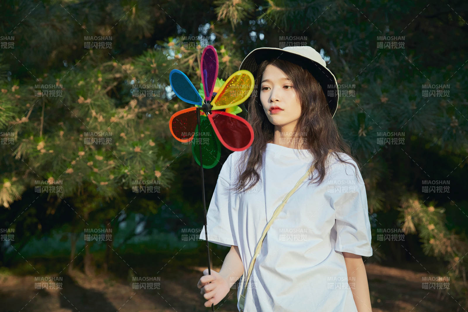 手拿彩色风车玩耍的亚洲少女图片