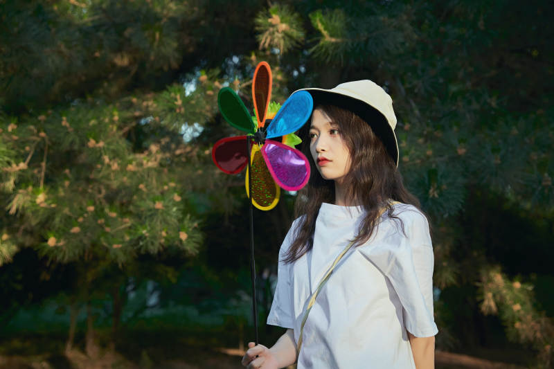 手拿彩色风车玩耍的亚洲少女图片