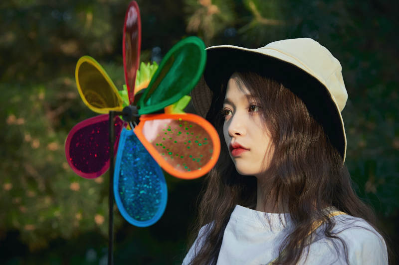 手拿彩色风车玩耍的亚洲少女图片