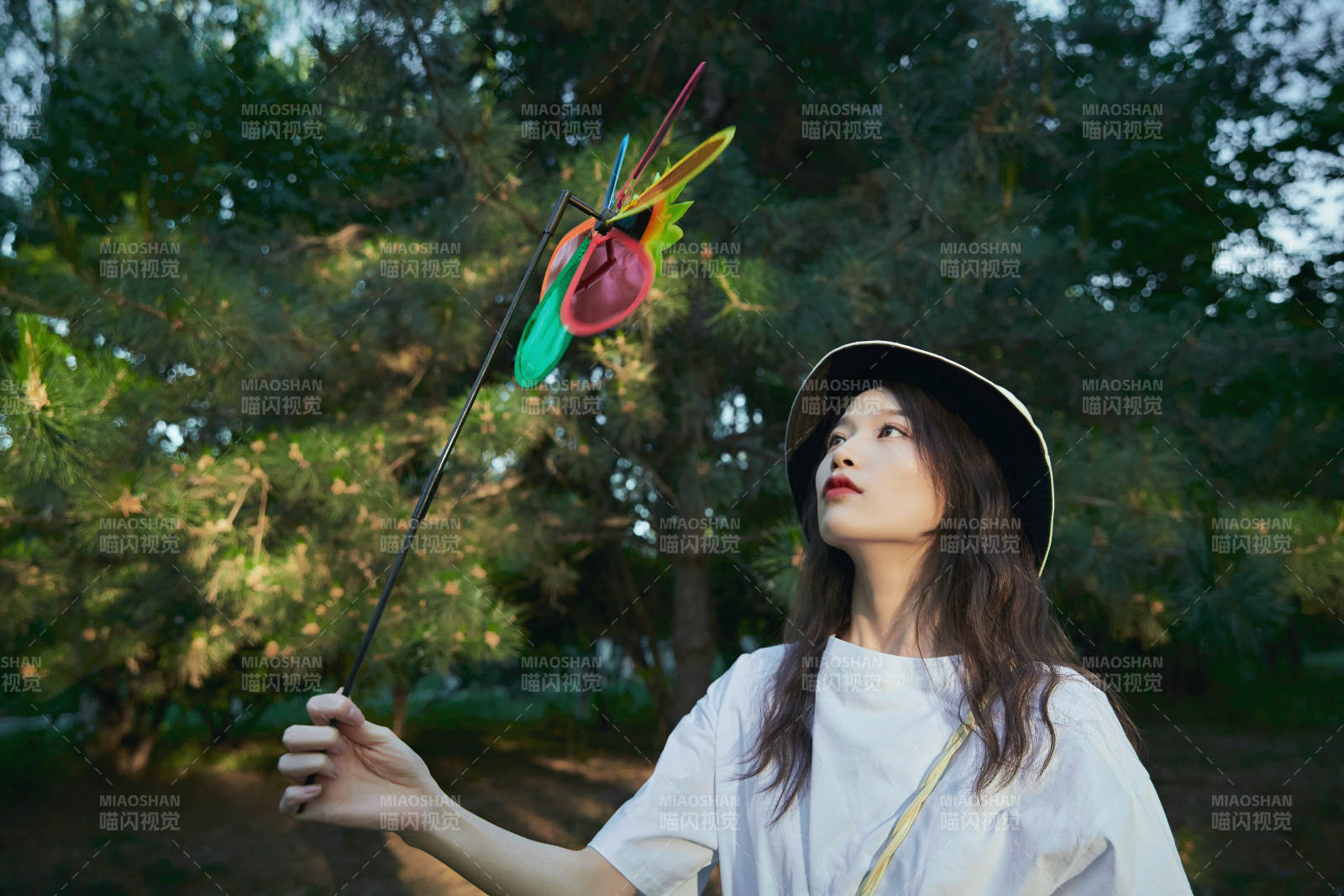 手拿彩色风车玩耍的亚洲少女图片