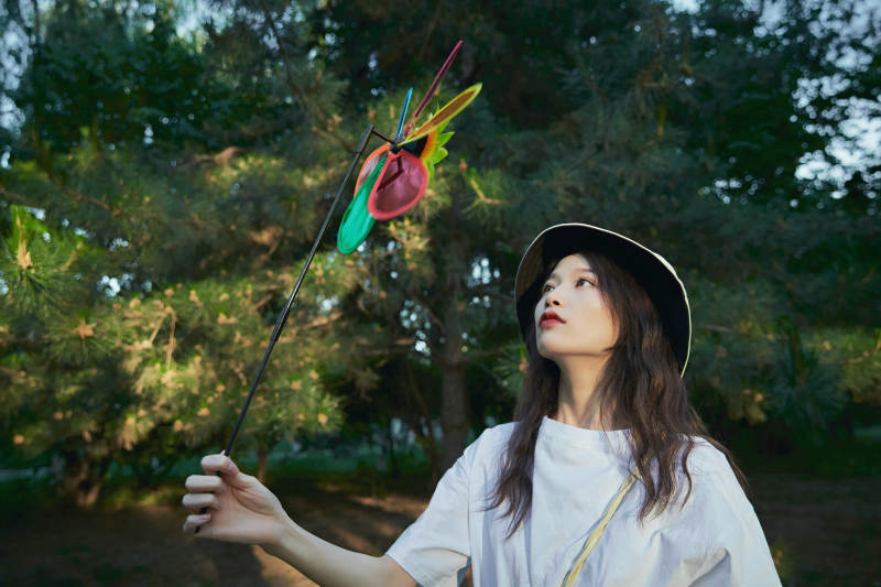 手拿彩色风车玩耍的亚洲少女图片