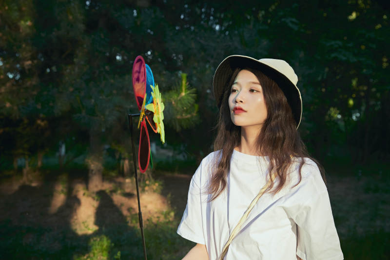 手拿彩色风车玩耍的亚洲少女图片