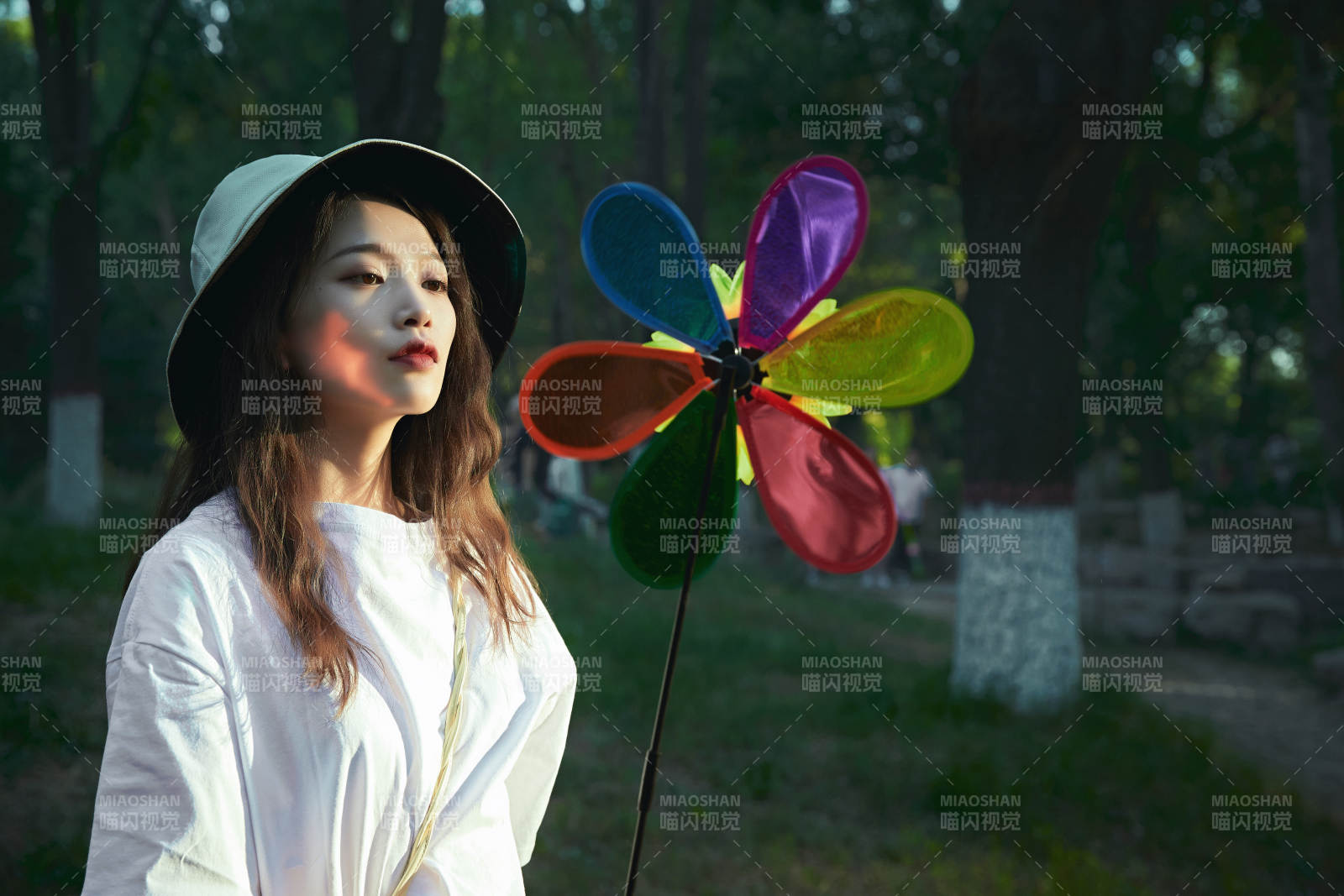 手拿彩色风车玩耍的亚洲少女图片