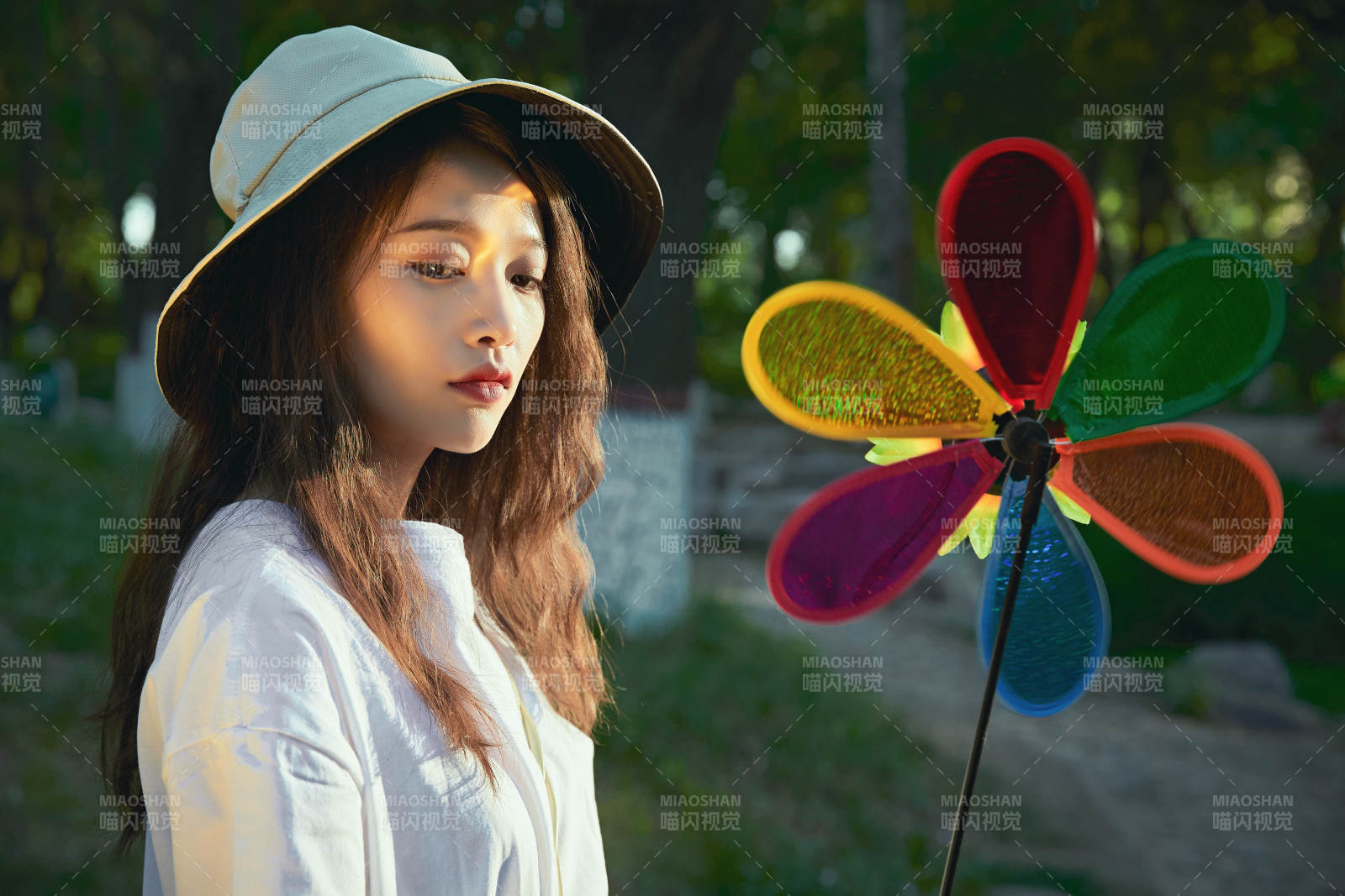 手拿彩色风车玩耍的亚洲少女图片