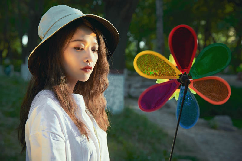 手拿彩色风车玩耍的亚洲少女图片