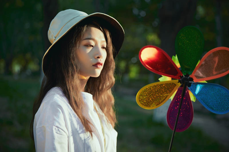 手拿彩色风车玩耍的亚洲少女图片