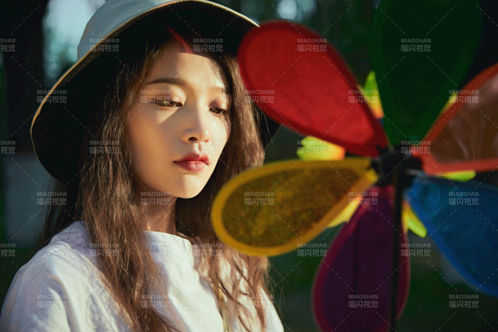 手拿彩色风车玩耍的亚洲少女图片