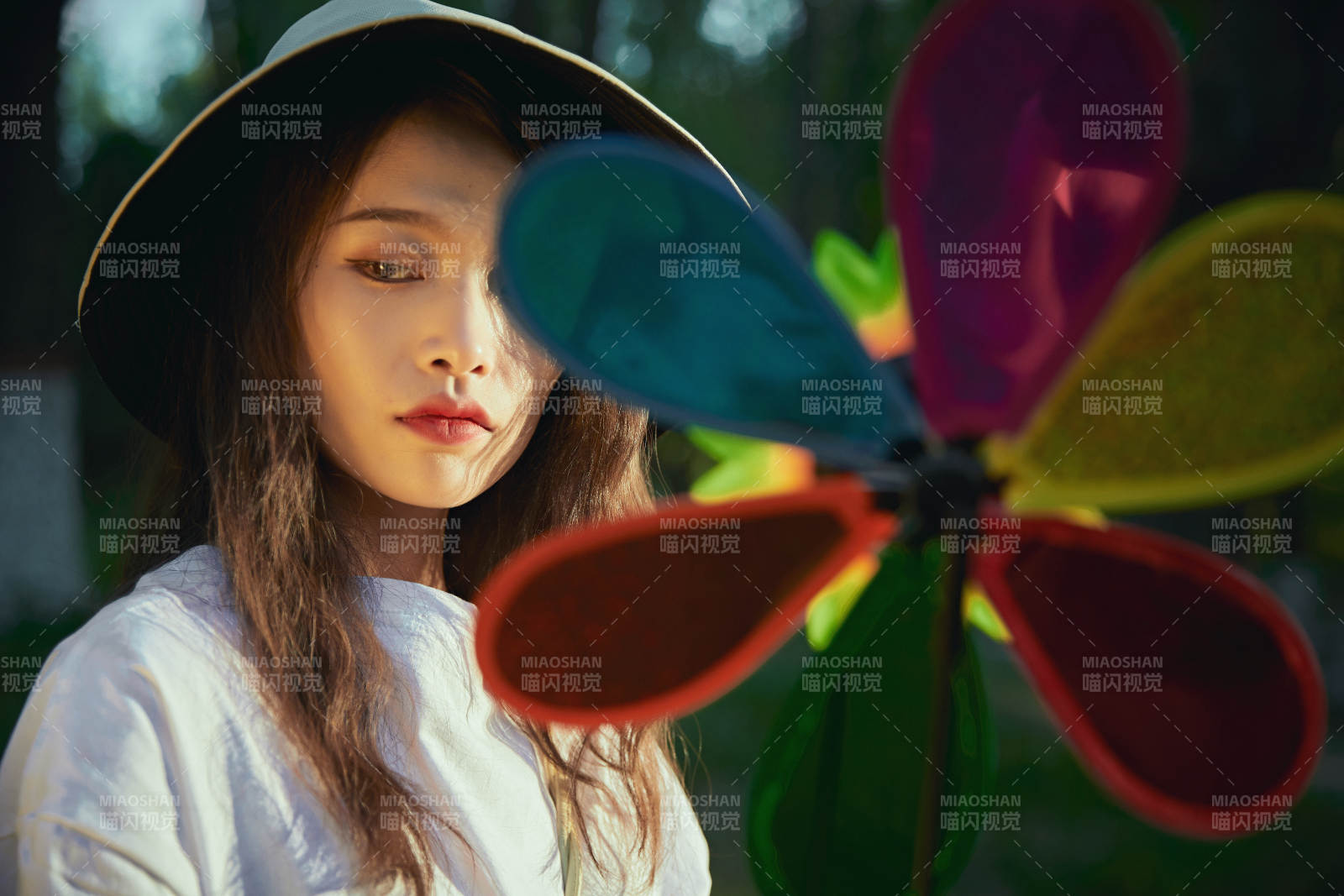 手拿彩色风车玩耍的亚洲少女图片