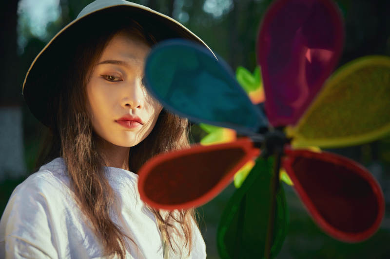 手拿彩色风车玩耍的亚洲少女图片