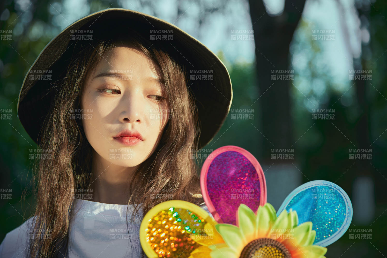 手拿彩色风车玩耍的亚洲少女图片