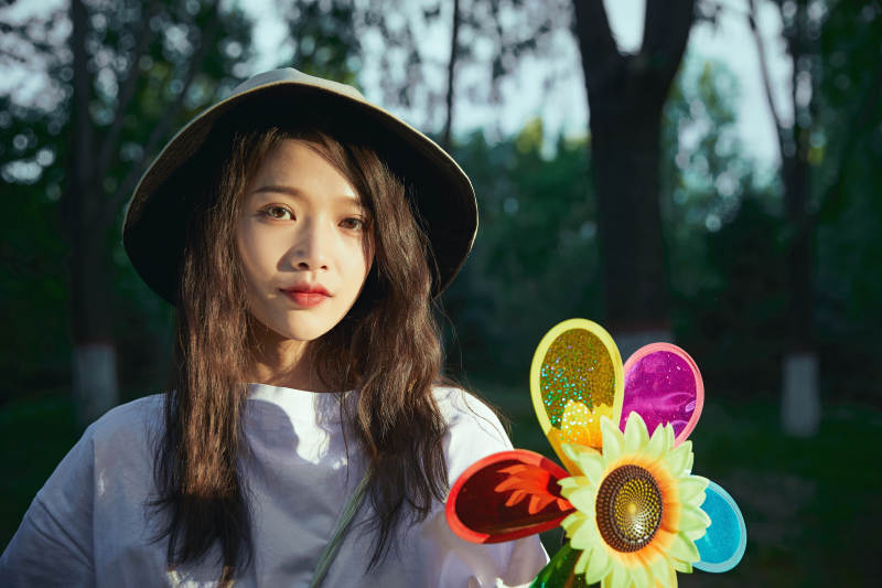 手拿彩色风车玩耍的亚洲少女图片