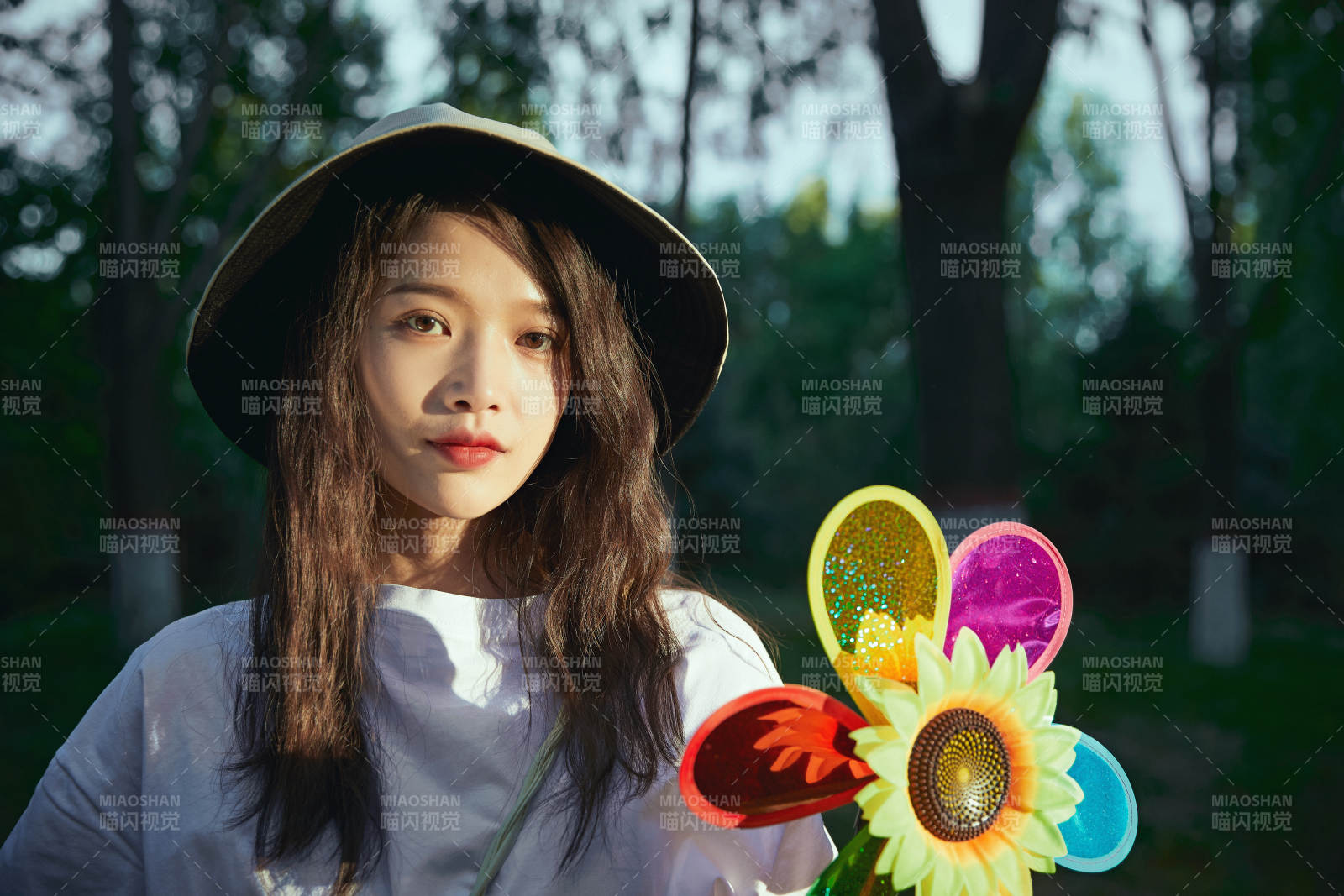 手拿彩色风车玩耍的亚洲少女图片