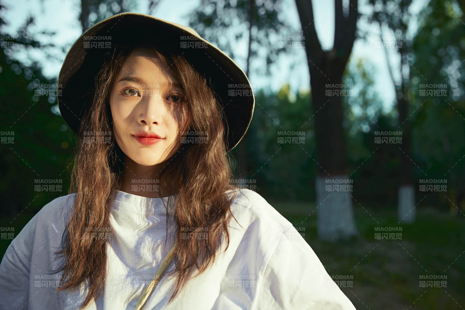 户外公园夕阳下逆光拍摄的亚洲美少女图片