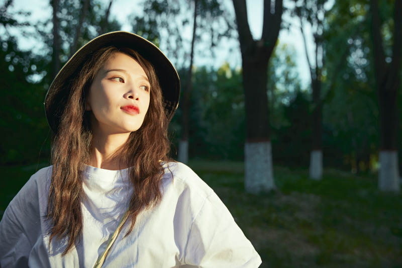 户外公园夕阳下逆光拍摄的亚洲美少女图片