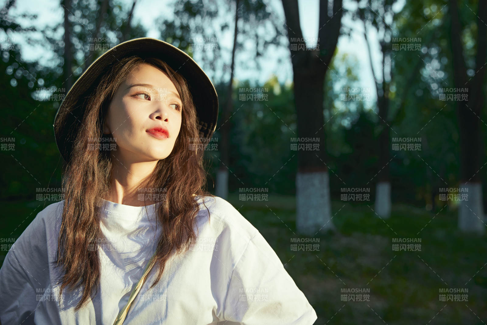 户外公园夕阳下逆光拍摄的亚洲美少女图片