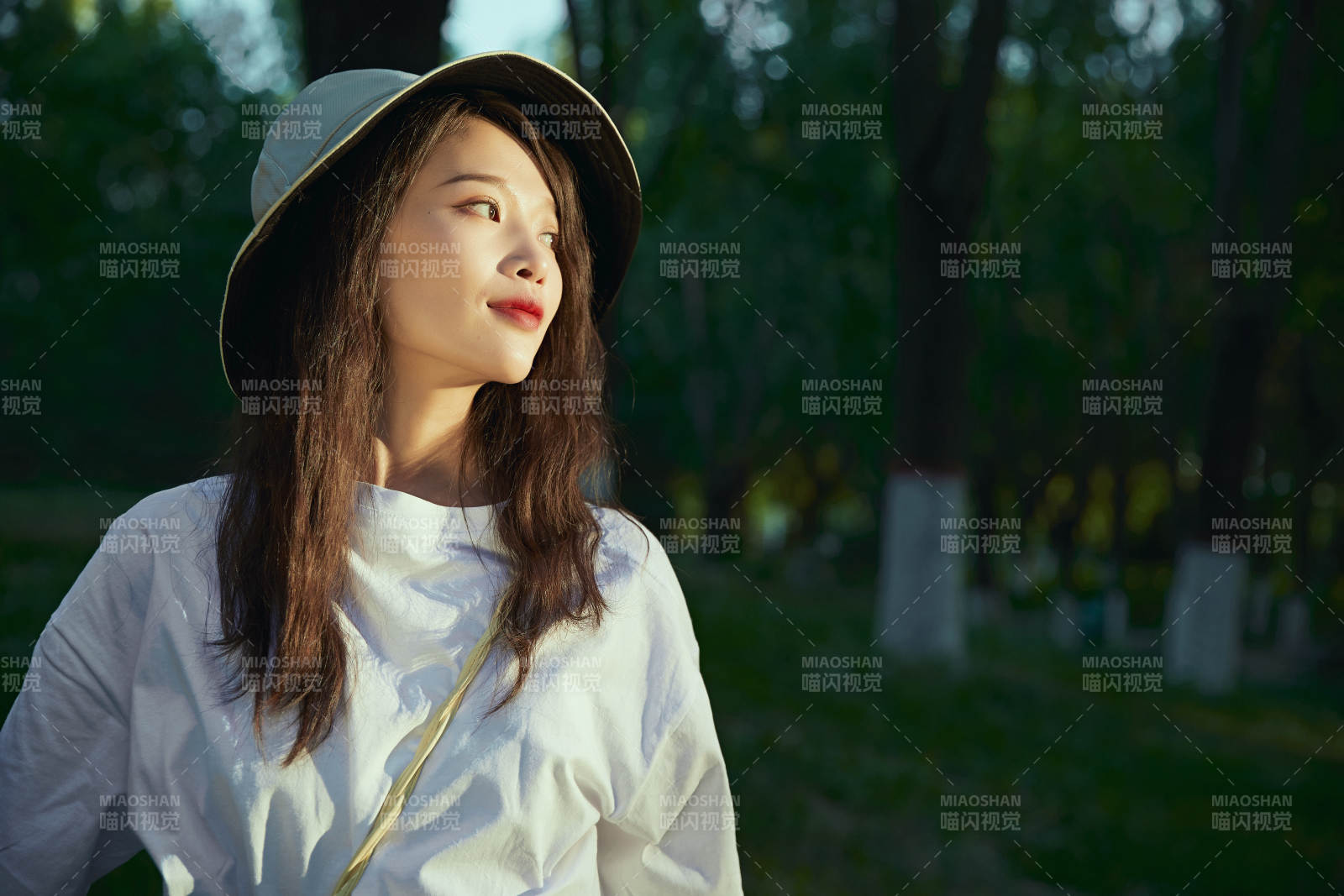 户外公园夕阳下逆光拍摄的亚洲美少女图片