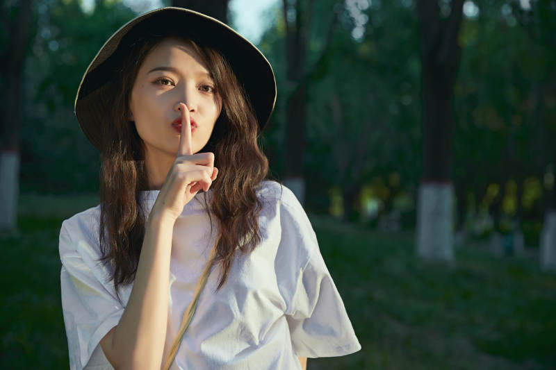 户外公园夕阳下逆光拍摄的亚洲美少女图片