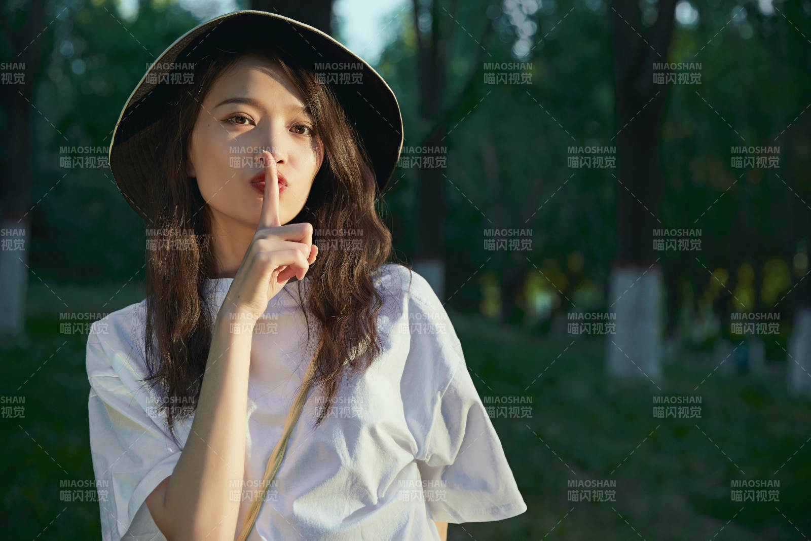 户外公园夕阳下逆光拍摄的亚洲美少女图片