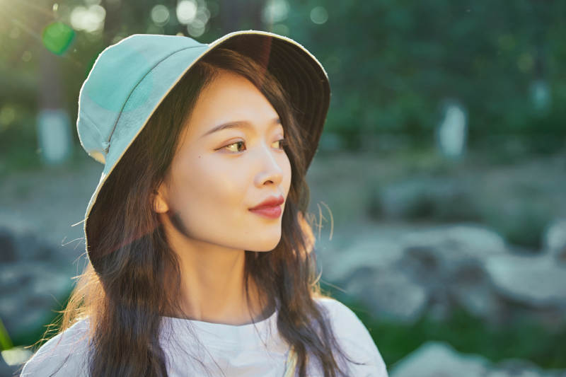 户外公园夕阳下逆光拍摄的亚洲美少女图片