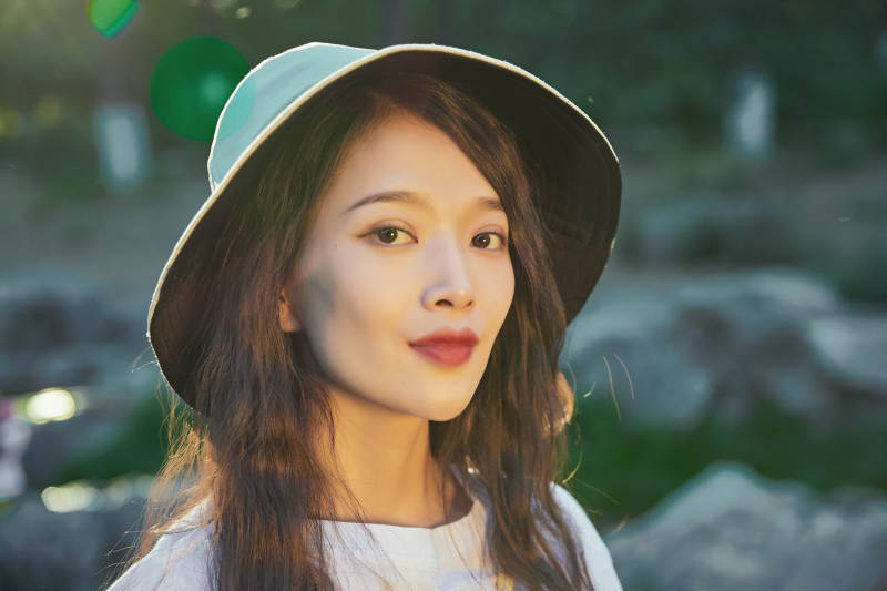 户外公园夕阳下逆光拍摄的亚洲美少女图片