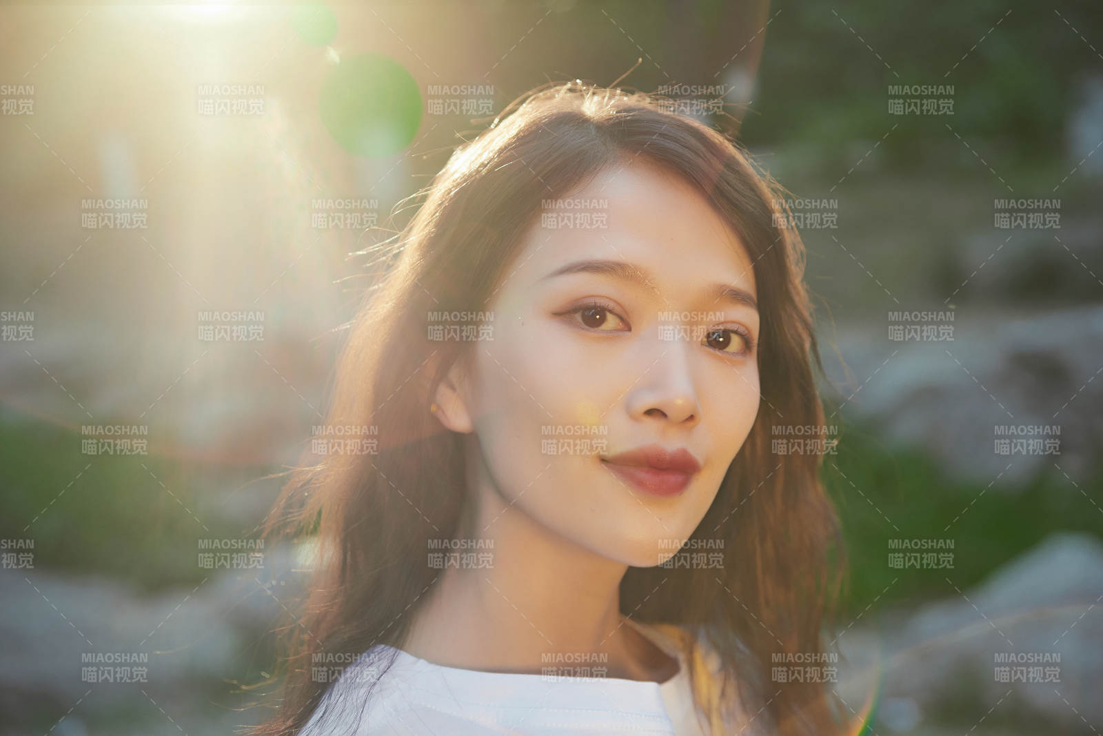 户外公园夕阳下逆光拍摄的亚洲美少女图片