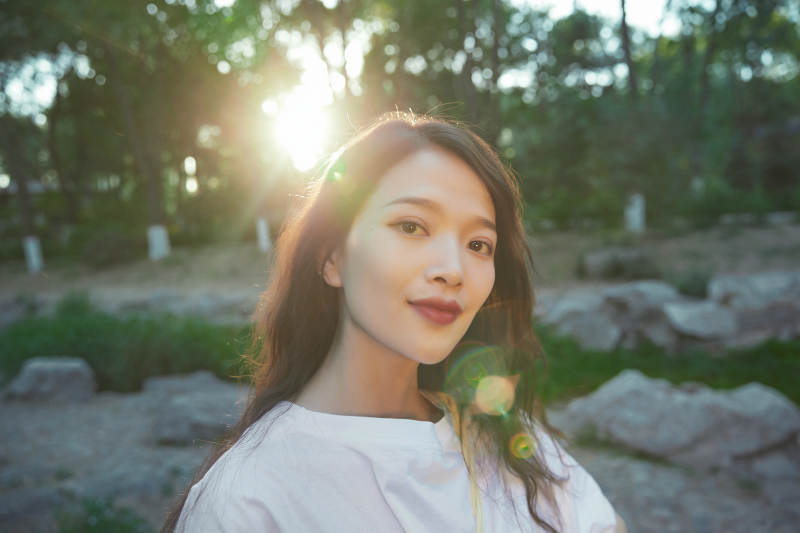 户外公园夕阳下逆光拍摄的亚洲美少女图片